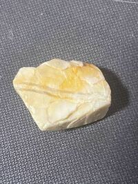 最近鉱石採集をしておりこの石を見つけたのですが、何という石かわかる方、教えてください！ 線になっている所は光を透します。

宜しくお願いします。