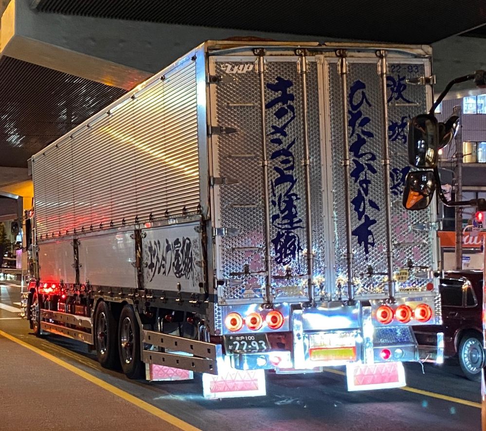 トラックに詳しい方に質問です。今日自転車で国道246号を走っていたら 