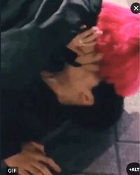 この写真はテテがグクに勢いでキスしてしまった画像だそうですが な Yahoo 知恵袋