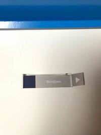 Windows10 Homeのパッケージ版のプロダクトキーを買ったのですがUSBのキャップ？上の部分が黒いんですけど普通ですか？よく見るのは青色なのですが。 