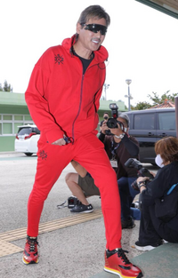 日ハムのビッグボス新庄剛志が秋季キャンプの時に着ていた赤色ジャージってどこのメ Yahoo 知恵袋