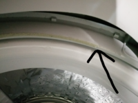 シャープの洗濯機を使っています。まだ使用して1ヶ月もたってないんですが、洗濯槽の上の枠についてる縁？の一部が取れています。問題ないのでしょうか？？写真の矢印の部分が取れたところです。 