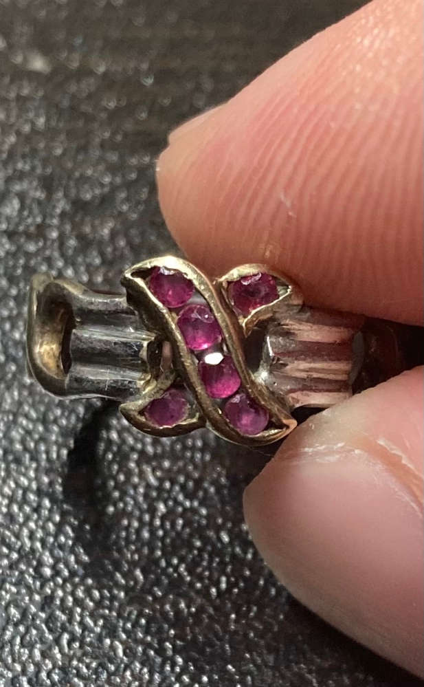 このリングの素材わかる人いますか？？内側にk10の刻印と925の刻印