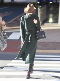 宝塚男役の芹香斗亜さんが着用している、こちらのコートのブランドがどこのものか分かる方教えていただきたいです。 