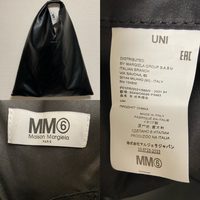 mm6のジャパニーズトートについて

先日BUYMAでmm6のジャパニーズトートを購入したのですが、これって偽物でしょうか？ 裏地にmm6の柄がないため偽物なのではないかと考えています。実際、裏地が写真のように無地のタイプは存在しているのでしょうか？
詳しい方教えていただけると幸いです。よろしくお願い致します。