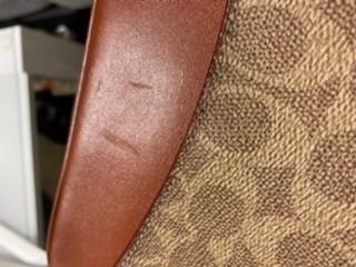 コーチで買ったバッグに小さな傷がありました。新品で購入した