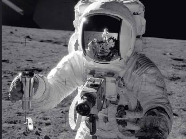 月面上でニール・アームストロングが撮影に使用したこのカメラのメーカー、型番を教えて下さい。