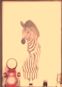 このシマウマの絵はどなたが描いたものでしょうか手前の赤い小物は無視してください Yahoo 知恵袋