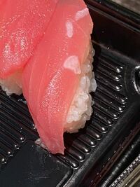 寿司屋のマグロの寿司(赤身)をテイクアウトして食べていたら、このような寿司を見つけました。これはなんでしょうか？ 