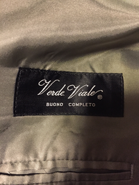 こんにちは こちらのスーツタグのブランド名が読めないのですが わかる方いら Yahoo 知恵袋