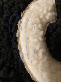 つい先程、思い切ってボアジャケットを普通に洗濯したのですが、少し壊れてしまうかもという気持ちや、毛が固まるかもという気持ちをまあ多少覚悟して洗ったところ、やっぱりダメみたいで背中に文字が入ってるのです がそこが写真のようになってしまいました。大事なものだったので汚れて焦ってしまい洗ってしまいました。
次から気をつけたいと思います。
これはもう治せないですかね？
治せないならこのままでいこうと...