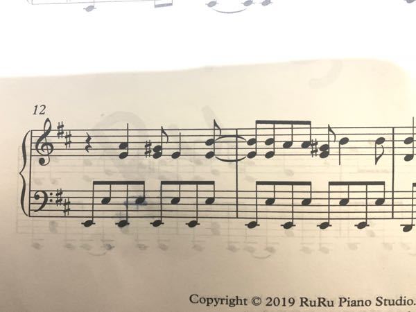 ピアノのハーフペダルについて質問です。 添付画像の楽譜で、左手がずっと交互に同じ打鍵しています。 普通にペダル全開で踏むとかなり濁ってしまいます。 おそらくはハーフペダルで踏んで濁りを抑えないと...