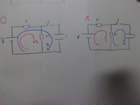 コンデンサー回路についての質問です。 図の回路で、スイッチを閉じた瞬間Rの抵抗に流れる電流を計算で求めたいのですが、ループ電流を仮定する際に、左側だと上手く辻褄が合うのですが、右側で置いて解いてみると辻褄が合いません。原理的にどちらでもできそうな気がするのですが、右でできない時は間違っている点を教えてください