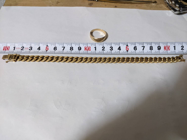 この18金のブレスレットの重さ大体でいいですのでわかる方いらっしゃぃせんでしょうか？よろしくお願いいたしますm(_ _)m繋げて輪っかにしますと、ちょうど10cmになります。