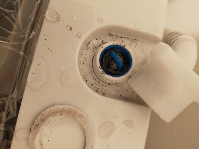 洗濯機が水漏れしていました。 給水ホースと洗濯機の接続部分にから漏れているように見えたので外してみたら、水が溢れて、黒い砂みたいなのが出てきました。なんですかこれ、どうすればいいですか？ まだ3回しか使ってませんこの洗濯機