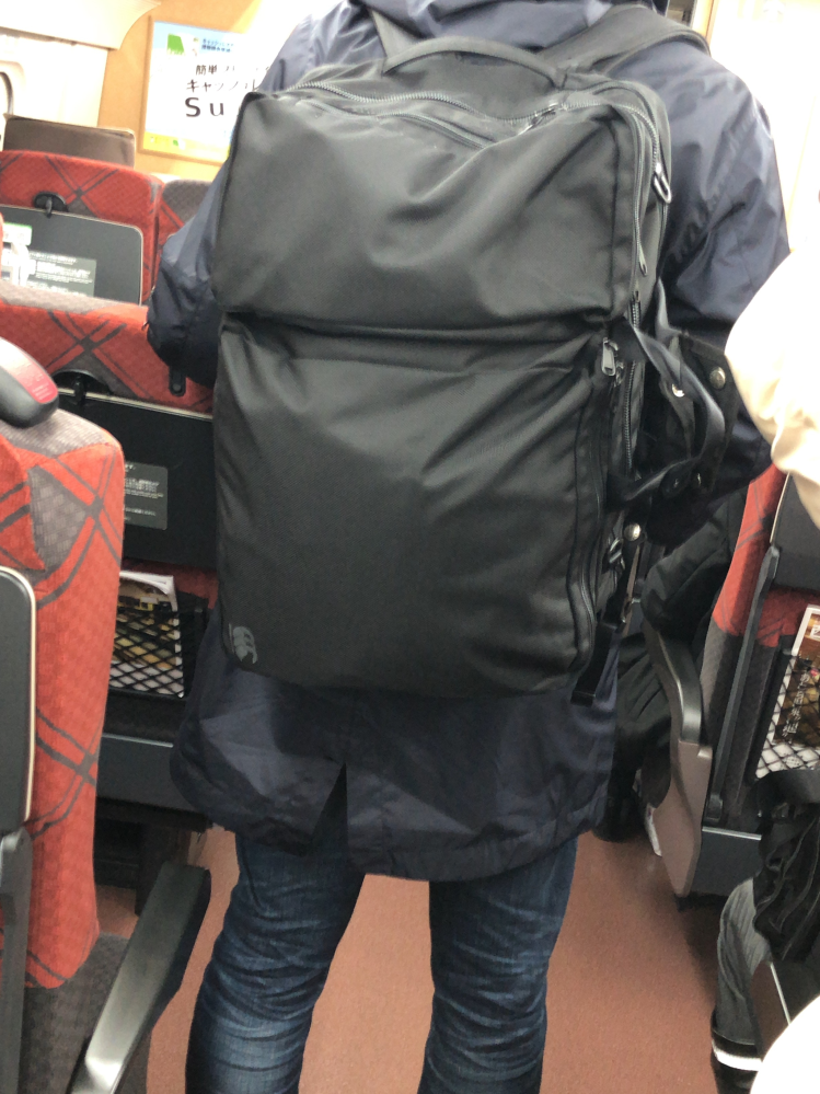 電車で気になったバッグがありましたので、ブランドなどわかられる方おられましたら教えてください。