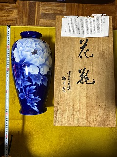二階の物置を整理していたら、添付写真の花瓶が出てきました。 この花瓶、価値はあるでしょうか？ 佐賀県の深川製磁製のようなのですが、参考にしてください。