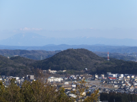 望遠レンズで最近、岐阜県の南部の山の上から、東の方向の恵那山の写真を撮りました。少し雲がありますが、薄く写っている恵那山の右側に見えるのは、南アルプスでしょうか。 