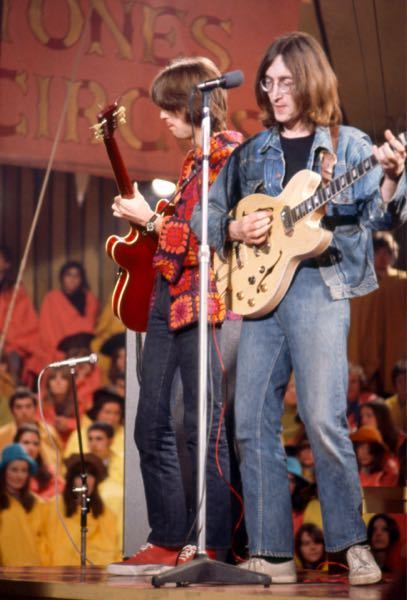 ローリング・ストーンズのロックンロールサーカスで、ジョンの左でギター弾いてる人誰ですか？ クラプトンなんですか？ ど素人にはどちらかと言うとミック・テイラーに見えると思うんですが