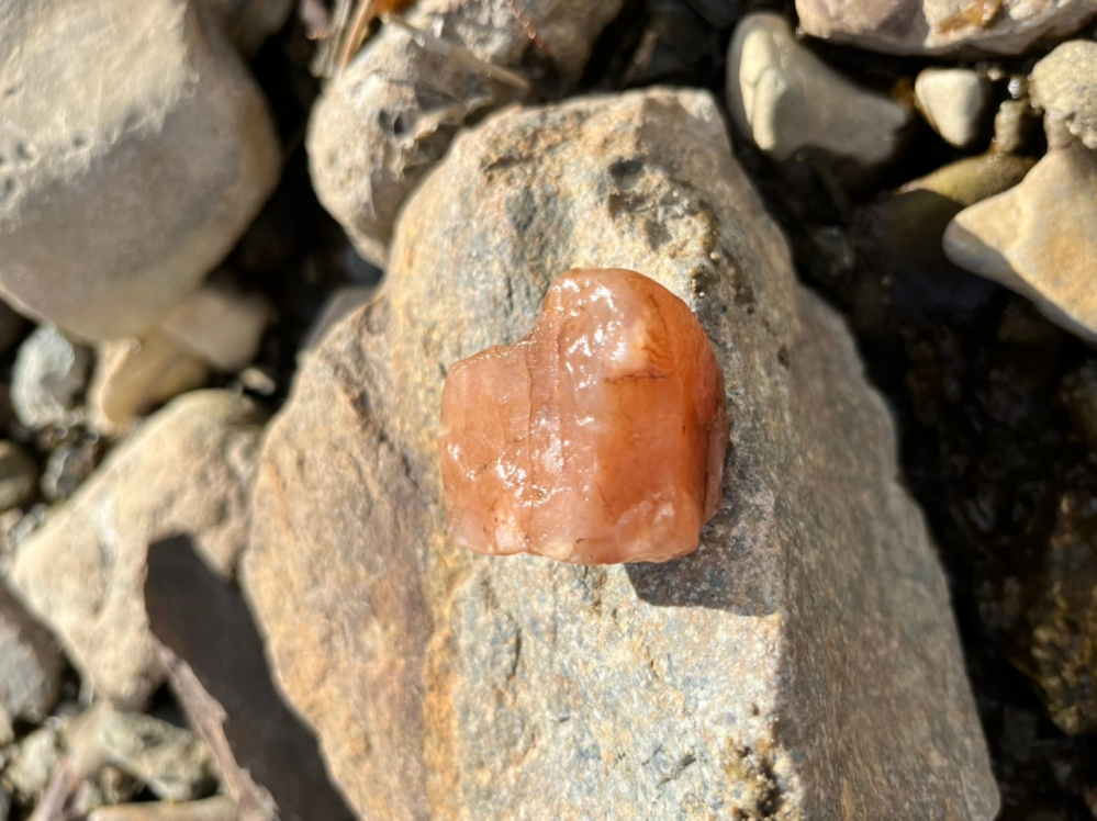 河原で見つけた石 綺麗なピンク色で少し透明感がある感じです。 これはなんという種類の石ですか？ 詳しい方がおられましたら教えてください。