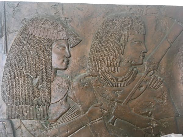 この壁掛けの絵？の男女は誰ですか？ エジプトだと思いますがラムセス？オシリス？ 小さい頃から家に飾ってあります ふと気になりました