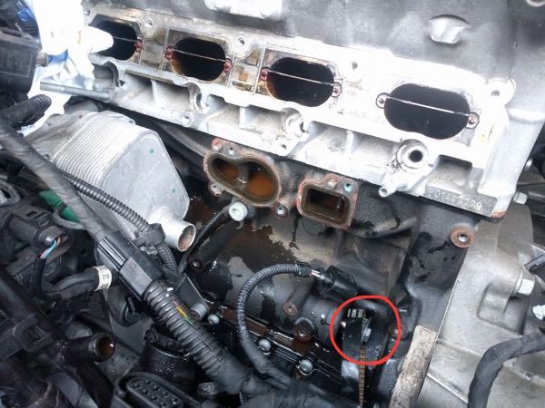 【VW、アウディ2.0Lエンジンのウォーターポンププーリーについて】 画像赤丸部分の、ウォーターポンプを駆動するベルトのかかるエンジン側のプーリーですが、固定ボルトは逆ネジでしょうか。 また、...