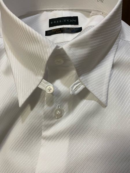 緊急 明日初出勤に使うシャツを青山で購入したのですが、襟の先にネクタイの上に出てくる謎のボタンがあります。 これは切断しても良いものでしょうか？