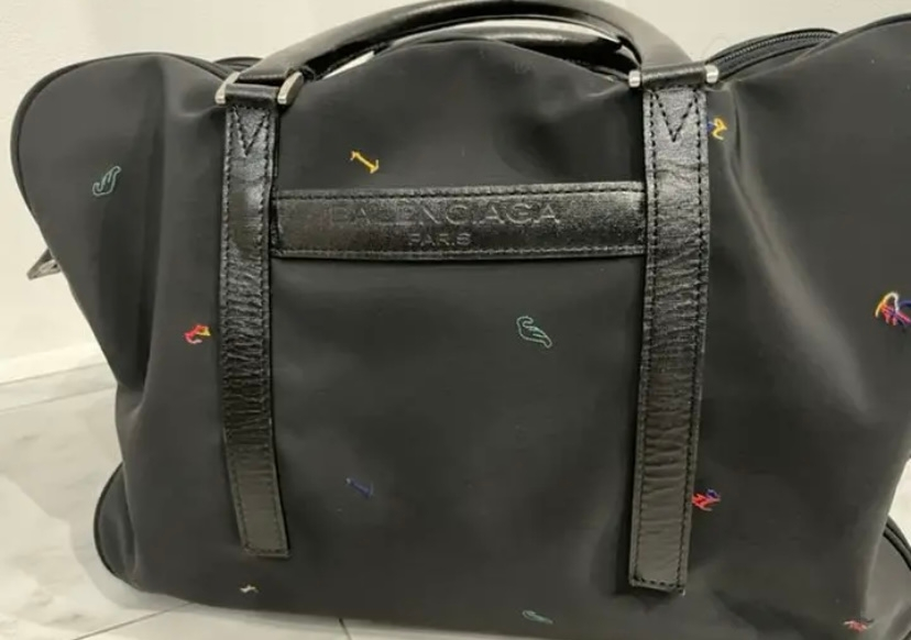 このBALENCIAGAのバッグをフリマアプリで購入を検討してるのですが、どなたかこのバッグの商品名わかる方いませんか？