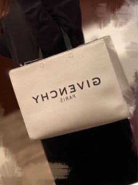 このジバンシーのバッグは幾らで購入出来ますか？ またこのバッグを持ってる女子は趣味が良いと言えますか？