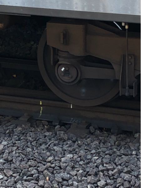 電車の車輪について。 車輪についてる白いものはテプラですか？ JR中央・総武線の車両についています。