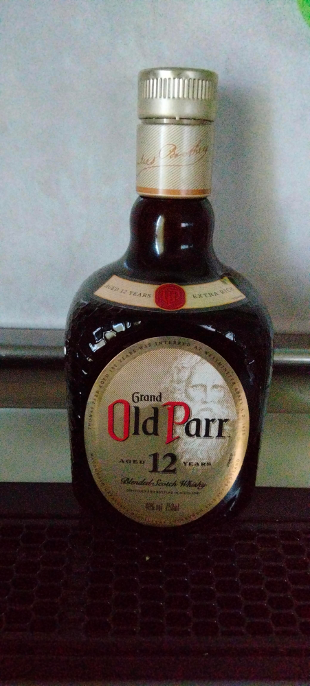 オールドパーの12年を購入しました。キャップが空回りして開かないので