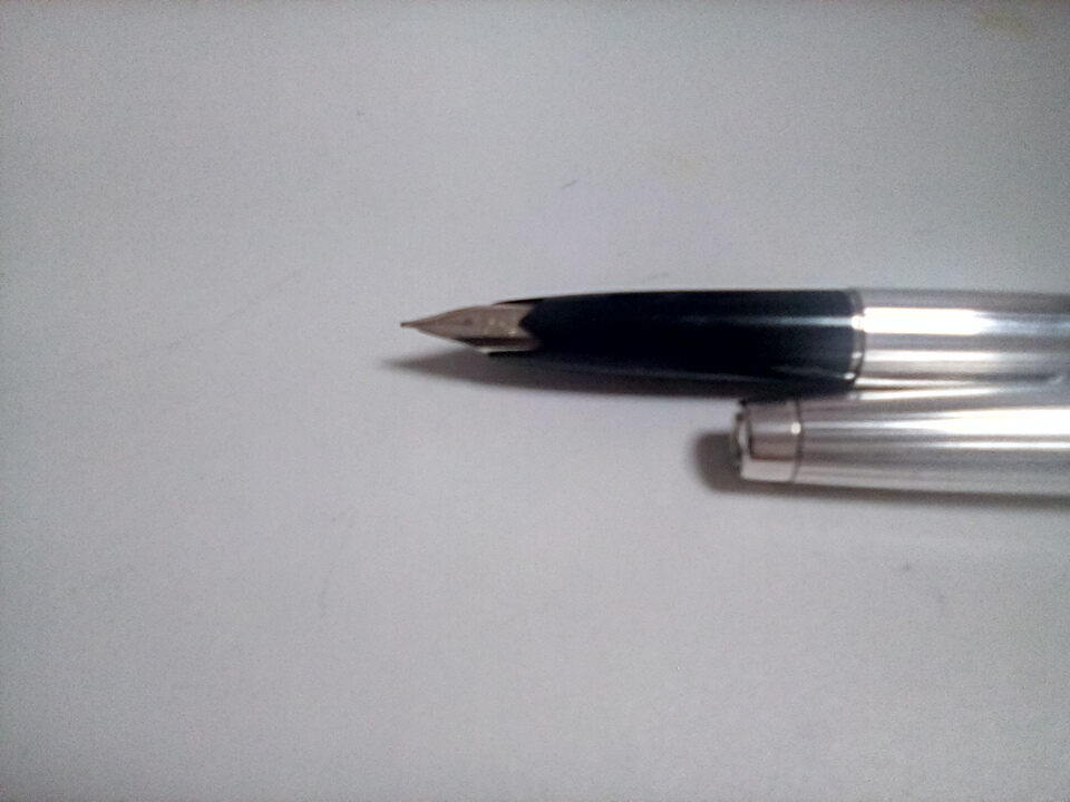 プラチナ社の万年筆で質問があります。 １９６０年代に発売された「プラチナプラチナ」ストライプ柄の万年筆についてです。 ペン先には「14KWK 中字(漢字で中字と書いてあります)」と書いてあります。 万年筆本体の長さは13.2センチです。 ペン先側のコンバータが入る直径(内径)が0.7mmです。 この万年筆にに合うコンバータを教えてください。 売られているプラチナ社の金と銀のコンバータの直径はこれよりオーバーしています。 なにか他に合うコンバータはないですか？ 使いたいインクがあるのでカートリッジは今のところ考えていません。 よろしくお願いいたします。