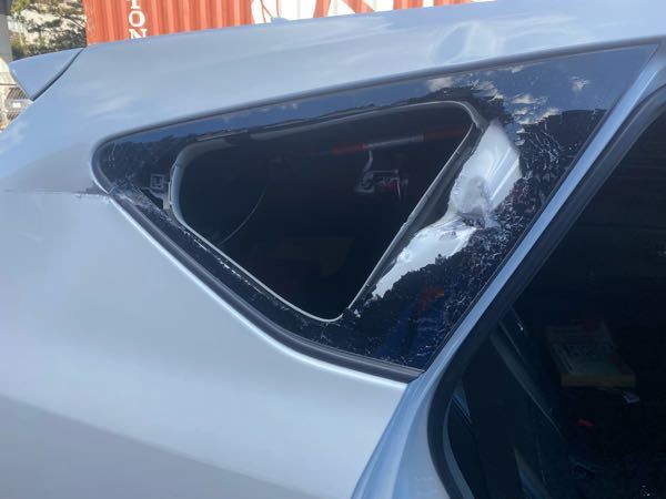 ボディーの傷、凹み フレームの曲がり 窓交換 これで修理はだいたいどれくらいになりますか？ 車名はプリウス α です。