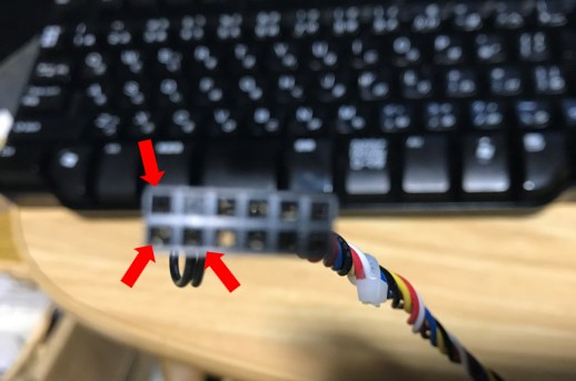 XPS8500についている電源スイッチケーブルのリセットトスイッチのコネクターのピン穴が3本あるのですがこれを1本、 1本のピンアサインケーブルで他のマザーボードに繋げる場合はこの3カ所の穴でどの穴をマザーボードのどこに挿すのか分かりません。詳しい方教えて下さい。この赤い矢印の三カ所の穴です。