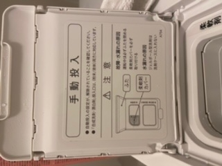 【急募】 シャープのドラム式洗濯機を使っています。 (ES-W114) 洗剤は自動投入なのですが、漂白剤を使う場合 自動投入のモードで、手動投入からいれると一緒に投入されますか？ 説明書等を見る限り手動から入れるよう指示がありますが、 手動投入口の注意書きに「自動投入の設定が、解除されていることを確認してください。」 とあり、 自動投入がオンになっている場合は手動投入口に入れた洗剤や柔軟剤は入らないのか、、？ と思い質問です。 よろしくお願いします。