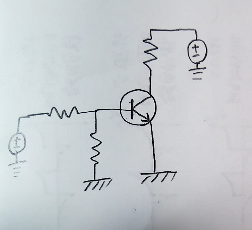 下の写真の回路におけるトランジスタはベース接地かエミッタ接地のどちらでしょうか？ 見たところベースにもエミッタにも接地が繋がっていてわからないので教えていただきたいです。
