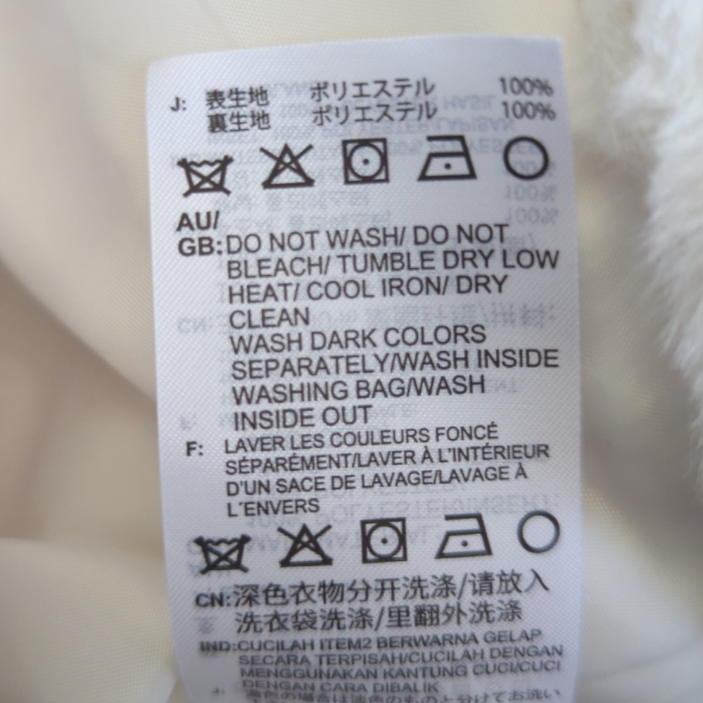 下の画像の意味を教えて欲しいです。 adidas フェイクファーロゴジャケットです。 また、 ・自宅での洗濯(手洗い)は可能か ・クリーニングに出すならどの方法が適しているか ・日常的にできるお手入れ方法など も教えて欲しいです。
