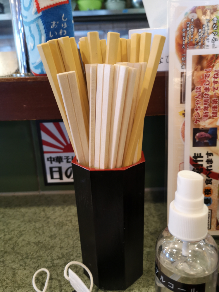 飲食店で、割り箸と、洗って何度も使う箸と両方 あったら、どちらを使いますか？