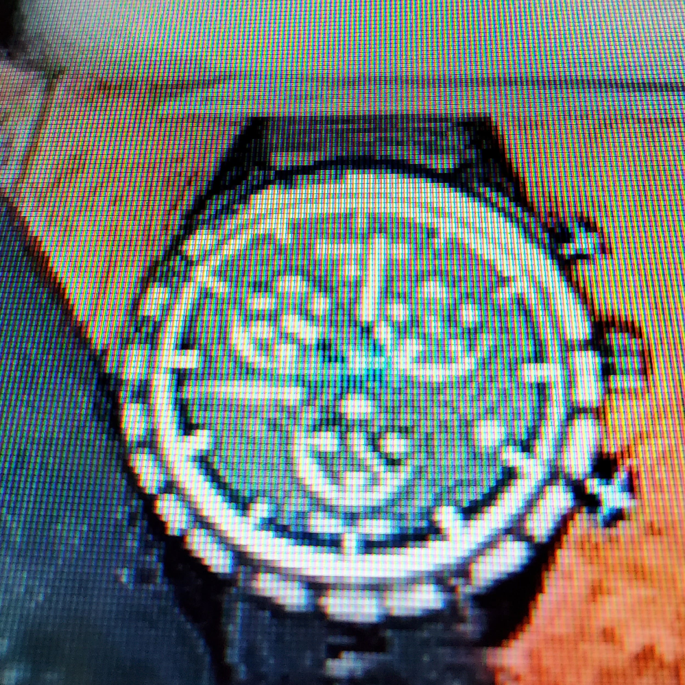 この画像の腕時計がどのメーカーのなんという名前の時計かわかる方いませんか。テレビの画面からとったのでボケボケですみません。 たぶん・・・とかでもいいです。