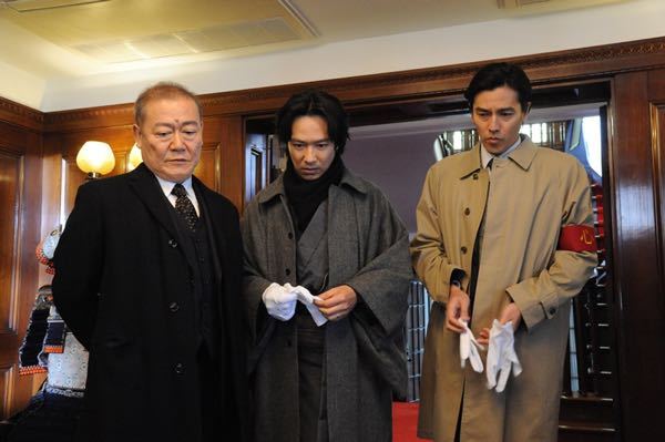 鎌倉物語で堺雅人が羽織ってるこのコートはなんと調べたら出てくるでしょうか？ぜひ買いたいので教えてください。