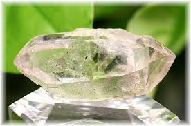 水晶のダブルポイントって本当に自然界に存在するんですか？ 水晶は先端が尖ってて、それぞれがはえてるみたいになってると思うんですが。 写真のように両方が尖ってる水晶って自然界の産物ですか？片方は研磨したってことですか？ 鉱物に詳しい方教えて下さい。