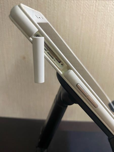 質問です ここに入っているのはsimカードですか それともsdカード Yahoo 知恵袋