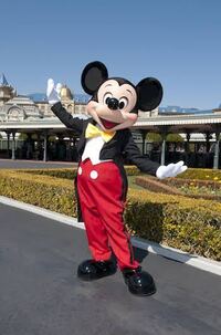 ディズニーランドのミッキー等の着ぐるみを完璧に再現してコスプレや