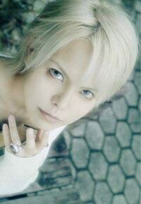 このhydeさんのような髪型にしたいのですが もみあげと襟足を伸ばせば良いので Yahoo 知恵袋