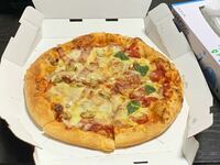 ピザハットのMサイズは、ドミノピザのMサイズより気持ち大きい気がする。これなら、お腹いっぱいになるね？ 