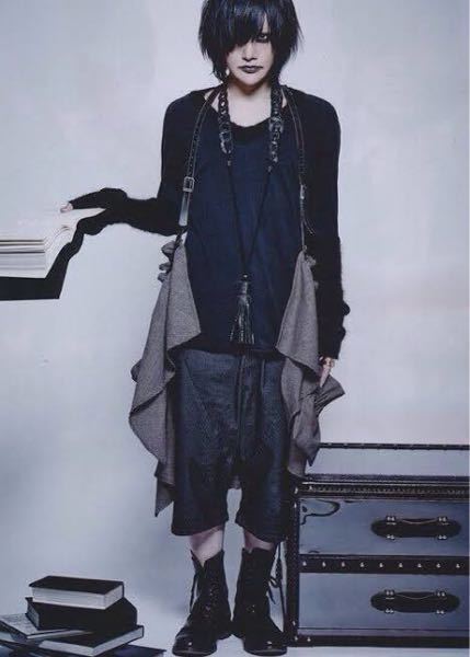 この方(PlasticTreeの有村竜太朗さん)が衣装や私服で着ている