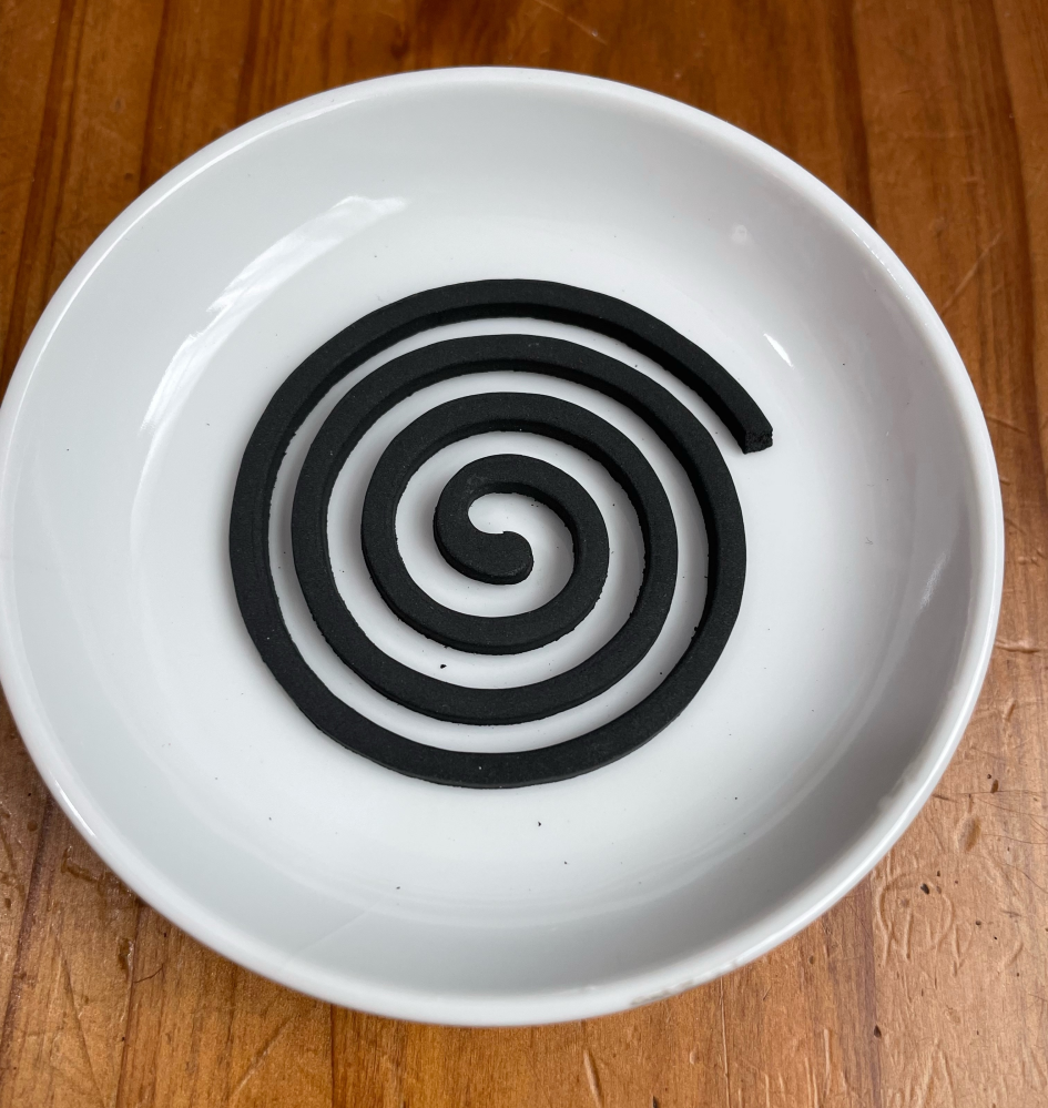 お香を消さずに焚く方法お皿とお香がセットで 間に布のような物があった Yahoo 知恵袋