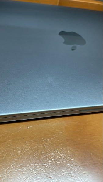 MacBookにこれくらいの凹み兼傷みたいなものがついてしまったんですが、ステ... - Yahoo!知恵袋