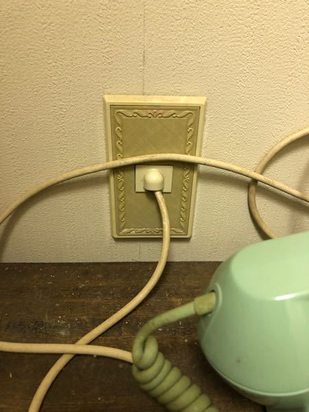30年以上前のダイヤルタイプの固定電話の線を外したいのですが、外し方 