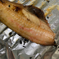 ほっけの干物を焼いたら 添付画像のように一部が赤くなりました 焼く前は赤くなか Yahoo 知恵袋